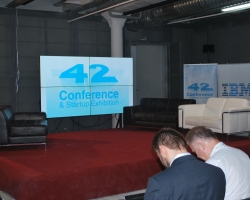 Фотографии с выставки стартапов и конференции «42»